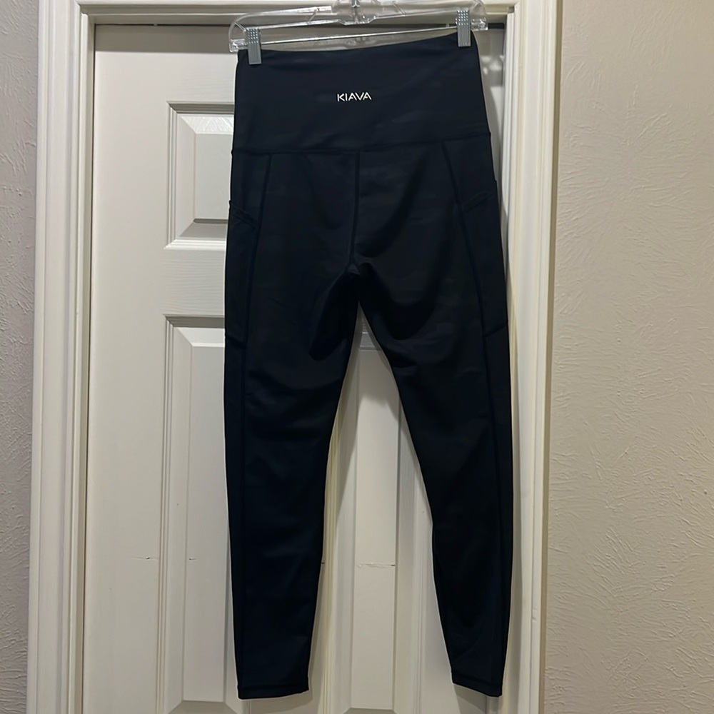 Kiava black camo print leggings size Medium.